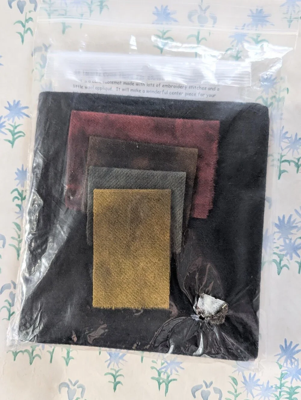 Primitive Gatherings All Hearts Come Home For Christmas Table Mat Kit NEW Wool